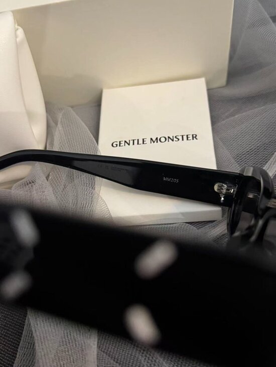 Gentle Monster MM205 x Maison Margiela Black Oval Sunglasses main image 2